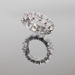 Eternal Radiance: 18K Gold Oval Diamond Ring